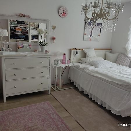 Romantischer Traum, Zimmer Mit Tv Inkl Netflix Super Late Check In Moeglich Bielefeld Ngoại thất bức ảnh